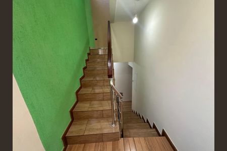 Casa à venda com 342m², 3 quartos e 4 vagas Casa à venda com 342m², 3 quartos e 4 vagasEscada