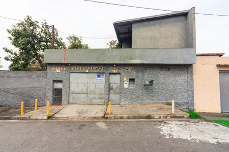 Casa à venda com 300m², 6 quartos e 4 vagasFachada
