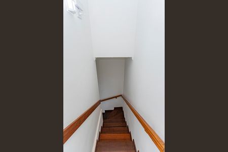 Casa à venda com 100m², 3 quartos e 3 vagas Casa à venda com 100m², 3 quartos e 3 vagasEscada