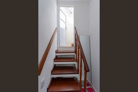 Casa à venda com 100m², 3 quartos e 3 vagas Casa à venda com 100m², 3 quartos e 3 vagasEscada