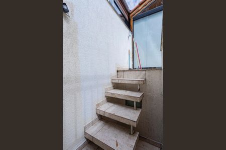 Casa à venda com 100m², 3 quartos e 3 vagas Casa à venda com 100m², 3 quartos e 3 vagasEscada