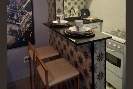 Apartamento à venda com 33m², 1 quarto e 1 vagaCozinha com piso de azulejos, bancada de granito e fog. o de gás, com utens. lios de cozinha e pratos de porcelana.