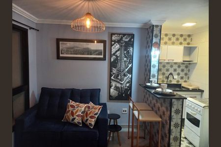 Apartamento à venda com 33m², 1 quarto e 1 vagaCasa com cozinha moderna e sala de estar confortável, com decoração simples e iluminação adequada.