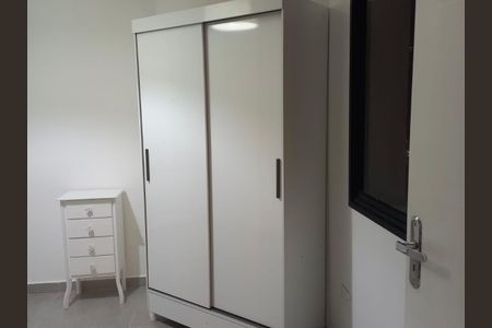 Apartamento à venda com 33m², 1 quarto e 1 vagaCabinete de armário branco com porta dupla e gavetas em um quarto simples.