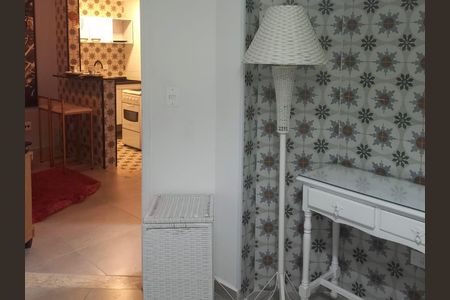Apartamento à venda com 33m², 1 quarto e 1 vagaCasa com cozinha pequena e mobiliário branco, com um chão de azulejos e uma mesa de madeira.