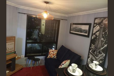 Apartamento à venda com 33m², 1 quarto e 1 vagaCasa com vista para a cidade, sala de estar com sofá e mesa de jantar, iluminação boa, decoração simples.