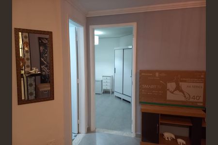 Apartamento à venda com 33m², 1 quarto e 1 vagaCasa com sala de estar, cozinha e quarto, com TV de 40 polegadas e móveis brancos.