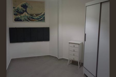 Apartamento à venda com 33m², 1 quarto e 1 vagaParede branca com quadro de onda e móveis brancos e escada branca.