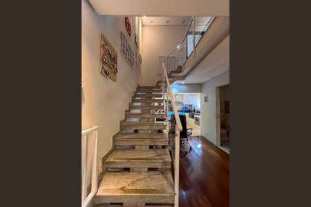 Casa à venda com 350m², 5 quartos e 7 vagasCasa 1 - Escada