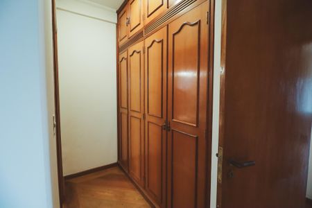 Apartamento à venda com 275m², 5 quartos e 4 vagasCloset da suíte 2