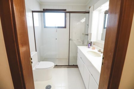 Apartamento à venda com 275m², 5 quartos e 4 vagasBanheiro da Suíte 2