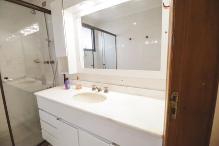 Apartamento à venda com 275m², 5 quartos e 4 vagasBanheiro da Suíte 2