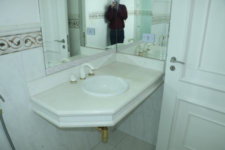 Casa de condomínio para alugar com 517m², 5 quartos e 4 vagasBanheiro social