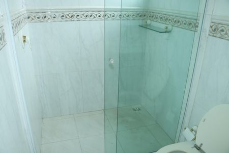 Casa de condomínio para alugar com 517m², 5 quartos e 4 vagasBanheiro social