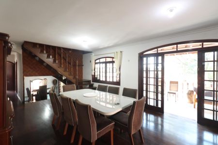 Casa à venda com 700m², 6 quartos e 6 vagas Casa à venda com 700m², 6 quartos e 6 vagasSala