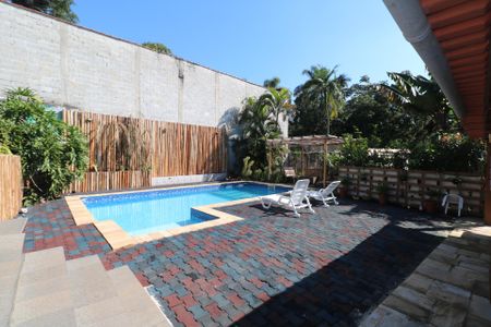 Casa à venda com 700m², 6 quartos e 6 vagas Casa à venda com 700m², 6 quartos e 6 vagasPiscina 2