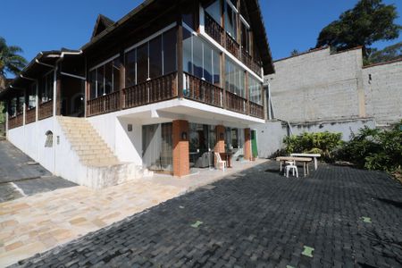 Casa à venda com 700m², 6 quartos e 6 vagas Casa à venda com 700m², 6 quartos e 6 vagasÁrea externa