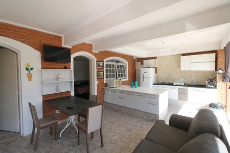 Casa à venda com 700m², 6 quartos e 6 vagas Casa à venda com 700m², 6 quartos e 6 vagasCozinha - Área da Piscina