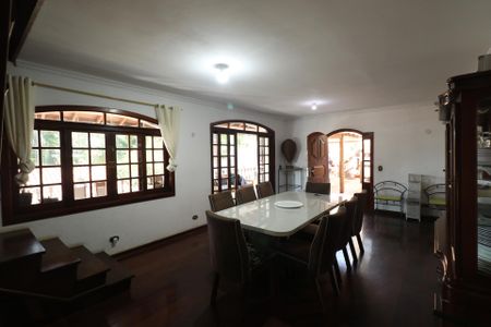 Casa à venda com 700m², 6 quartos e 6 vagas Casa à venda com 700m², 6 quartos e 6 vagasSala