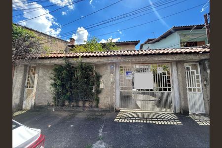 Casa à venda com 450m², 6 quartos e 4 vagasPlaca instalada na fachada do imóvel 