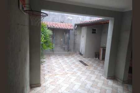 Casa à venda com 200m², 4 quartos e 2 vagas Casa à venda com 200m², 4 quartos e 2 vagasÁrea externa