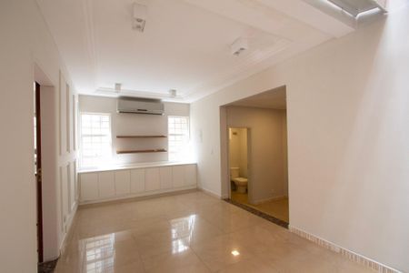 Casa para alugar com 232m², 4 quartos e 3 vagas