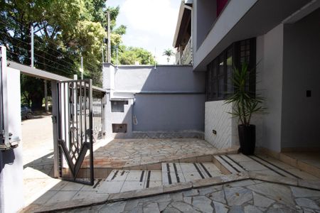 Casa para alugar com 232m², 4 quartos e 3 vagas