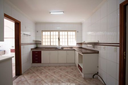 Casa para alugar com 232m², 4 quartos e 3 vagas