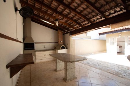 Casa para alugar com 232m², 4 quartos e 3 vagas