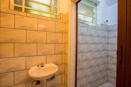 Casa para alugar com 100m², 3 quartos e 6 vagasBanheiro da garagem