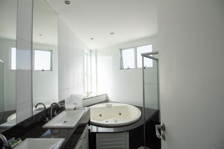Apartamento para alugar com 355m², 4 quartos e 4 vagasBanheiro da Suíte
