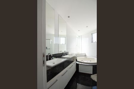 Apartamento para alugar com 355m², 4 quartos e 4 vagasBanheiro da Suíte