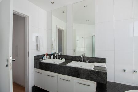 Apartamento para alugar com 355m², 4 quartos e 4 vagasBanheiro da Suíte