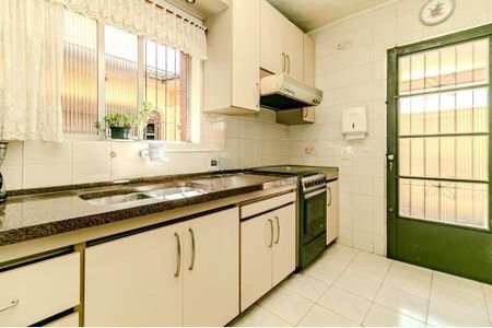 Cozinha de casa para alugar com 3 quartos, 220m² em Passo d’Areia, Porto Alegre