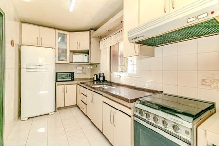 Cozinha de casa para alugar com 3 quartos, 220m² em Passo d’Areia, Porto Alegre