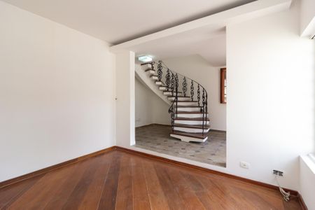 Casa à venda com 285m², 5 quartos e 5 vagas Casa à venda com 285m², 5 quartos e 5 vagasSala