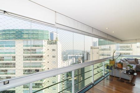 Apartamento à venda com 270m², 3 quartos e 3 vagas Apartamento à venda com 270m², 3 quartos e 3 vagasVaranda