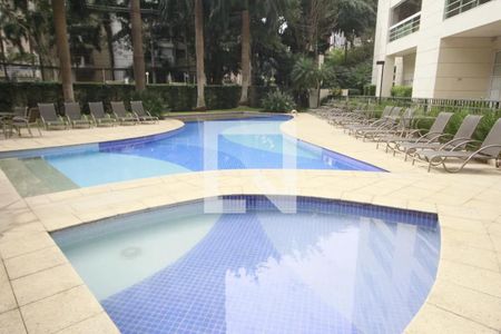 Apartamento à venda com 270m², 3 quartos e 3 vagas Apartamento à venda com 270m², 3 quartos e 3 vagasÁrea comum - Piscina