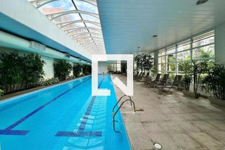 Apartamento à venda com 270m², 3 quartos e 3 vagas Apartamento à venda com 270m², 3 quartos e 3 vagasÁrea comum - Piscina