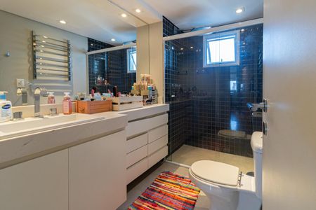 Apartamento à venda com 270m², 3 quartos e 3 vagas Apartamento à venda com 270m², 3 quartos e 3 vagasBanheiro da Suíte 1