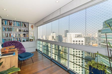 Apartamento à venda com 270m², 3 quartos e 3 vagas Apartamento à venda com 270m², 3 quartos e 3 vagasVaranda