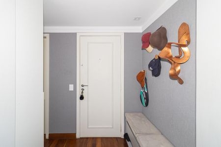 Apartamento à venda com 270m², 3 quartos e 3 vagas Apartamento à venda com 270m², 3 quartos e 3 vagasEntrada
