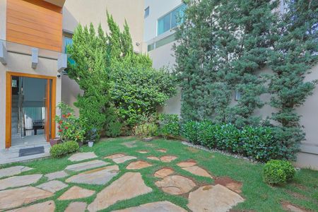 Casa à venda com 4 quartos, 420m² em Castelo, Belo Horizonte