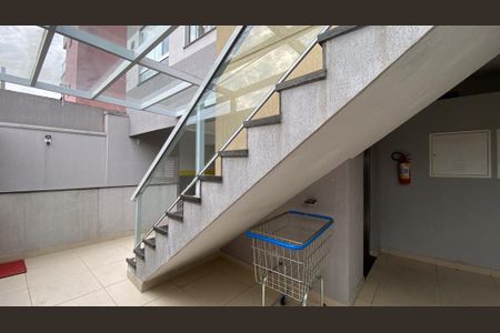 Apartamento à venda com 52m², 2 quartos e 1 vaga Apartamento à venda com 52m², 2 quartos e 1 vagaEscada