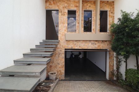 Casa para alugar com 255m², 3 quartos e 3 vagasFachada da casa