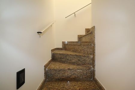 Casa para alugar com 255m², 3 quartos e 3 vagasEscada