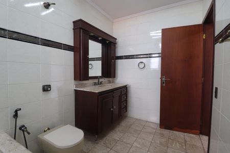 Casa para alugar com 255m², 3 quartos e 3 vagasBanheiro Quarto 1 suíte