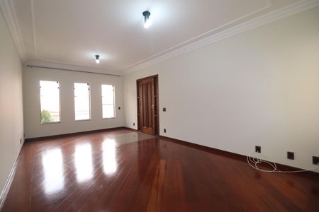 Casa para alugar com 255m², 3 quartos e 3 vagasSala