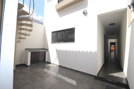 Casa para alugar com 255m², 3 quartos e 3 vagasQuintal