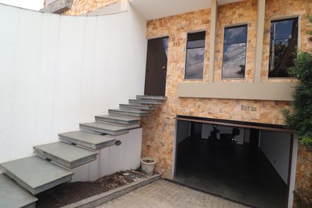 Casa para alugar com 255m², 3 quartos e 3 vagasFachada da casa